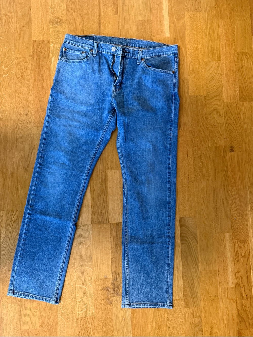 Levi's Slim Straight Jeans in Medium Blue